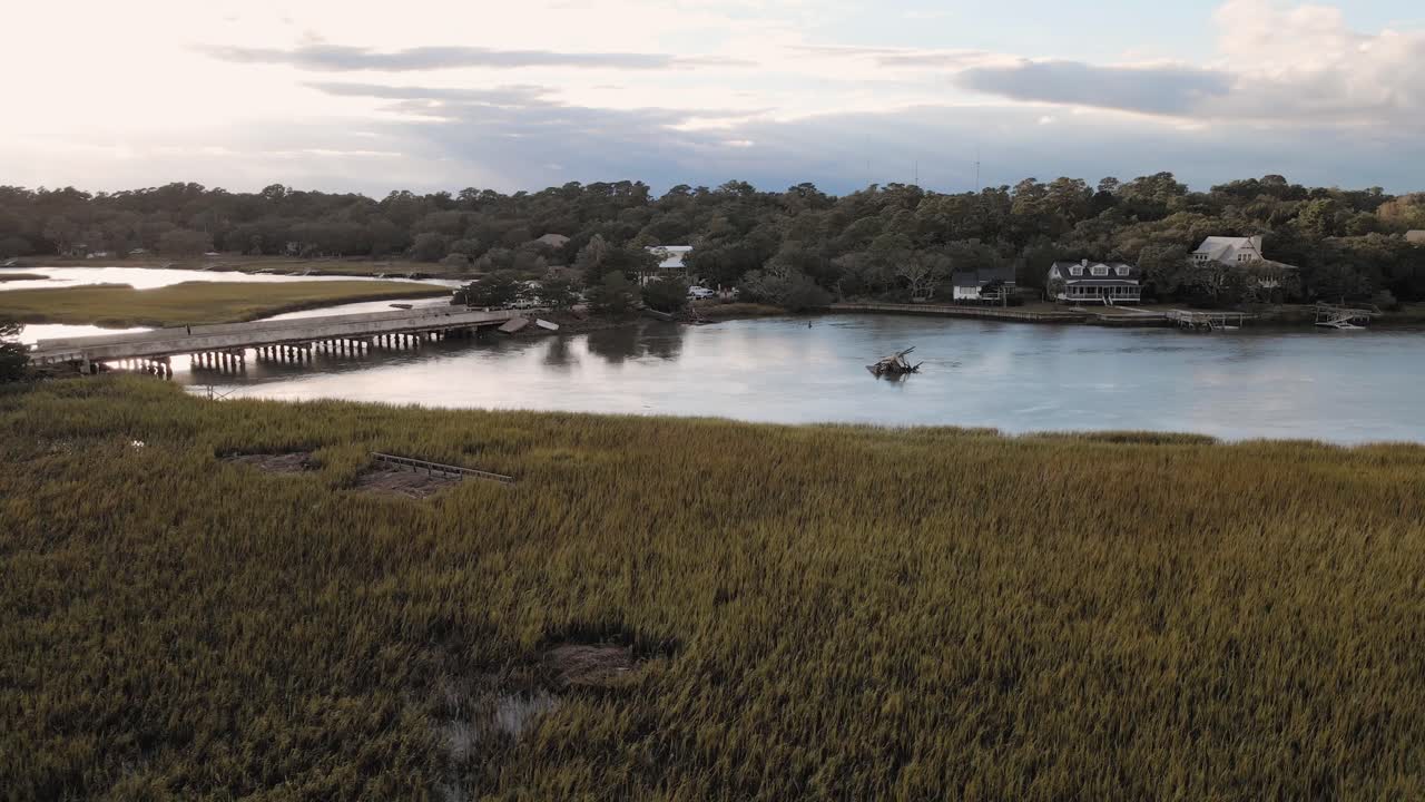 허리케인 이안에서 잔해의 입구 실루엣으로 날아갑니다.