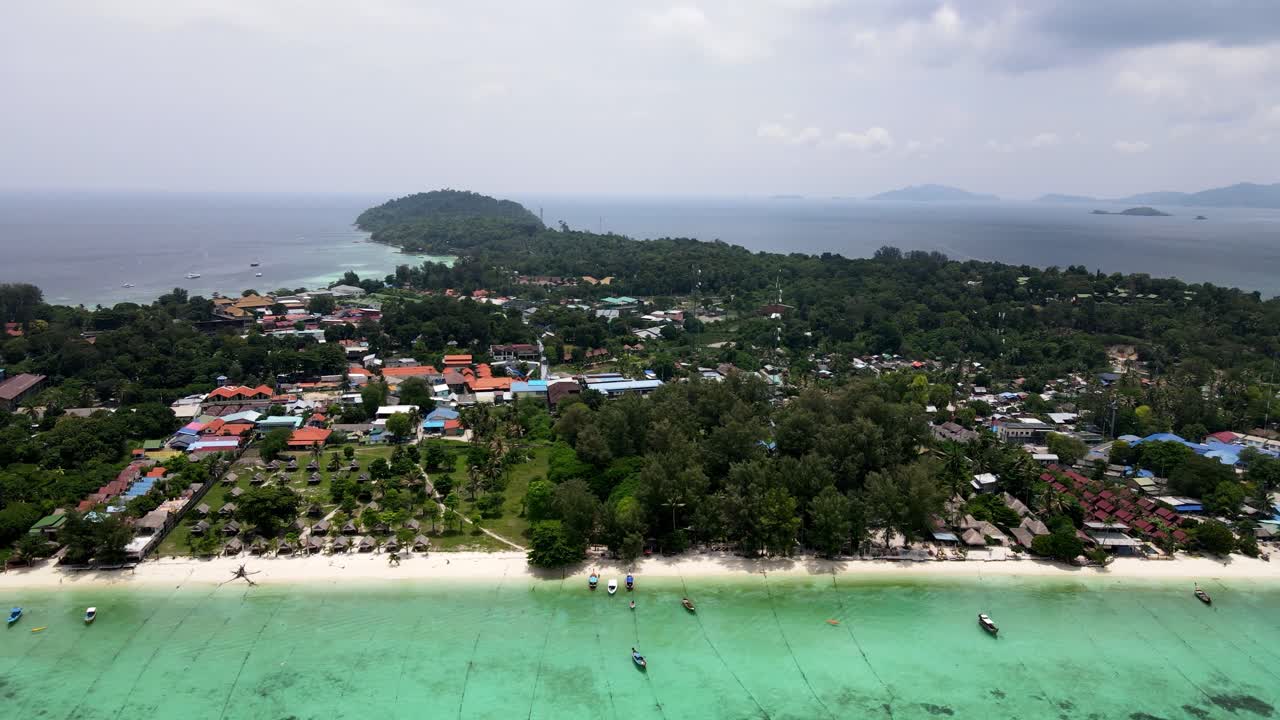 vista aérea de la isla de koh lipe en el mar de andaman del sur