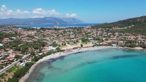 playa de arbatax y puerto al fondo en cerdeña, italia - antena 4k