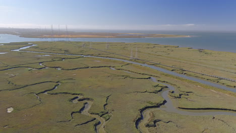 órbita-Alrededor-De-Los-Canales-De-Agua-De-Los-Humedales-Marinos,-Antena