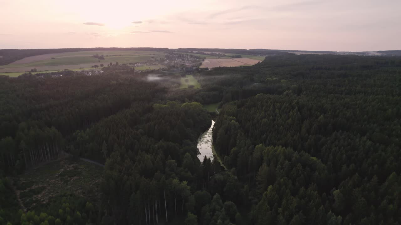 vuelo de drones sobre el depósito de retención en medio del bosque que vuela a la ciudad en verano, república checa