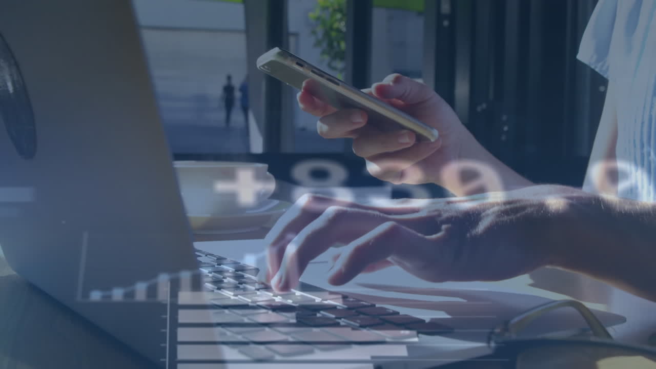 Анимация обработки статистических данных над женщиной, использующей ноутбук и смартфон в кафе