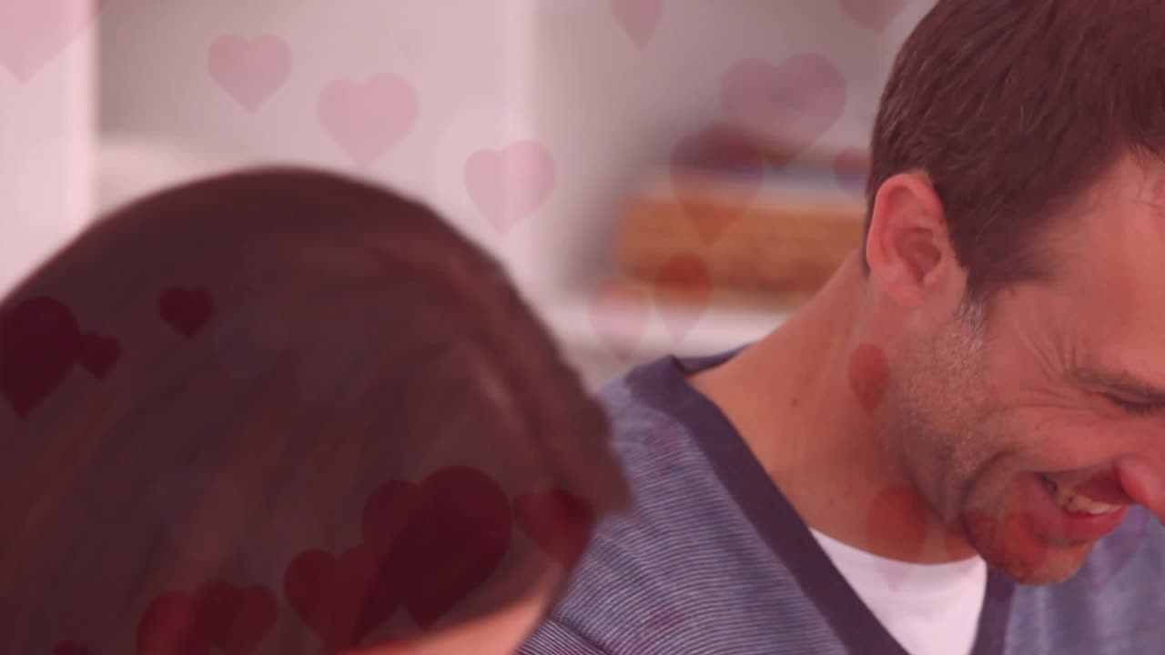 pareja disfrutando de la cena con corazones