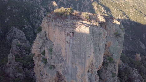 Toma-Aérea-Moviéndose-Hacia-Arriba-Mientras-Se-Desplaza-Hacia-Abajo-En-El-Enorme-Castillo-De-Peñascos-Con-Forma-De-Castillo