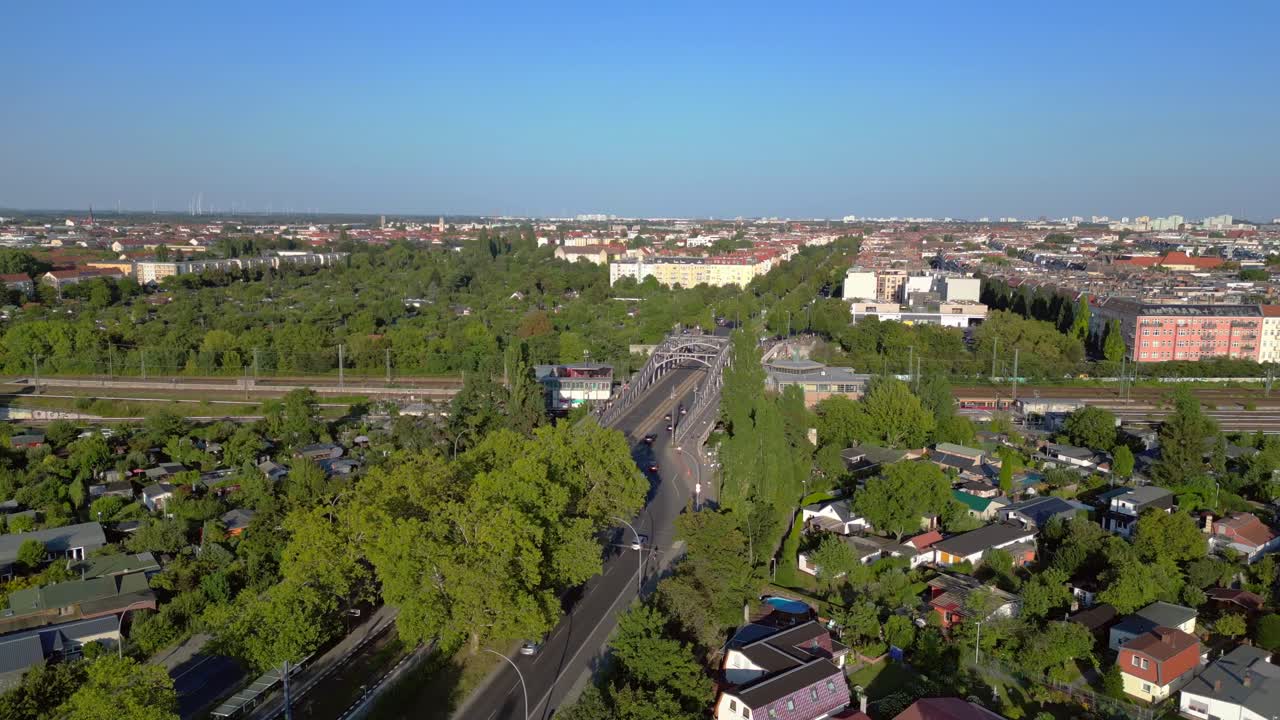 동부 베를린과 서베를린을 연결하는 상징적인 다리를 보여주는, 이제 독일 통일의 상징