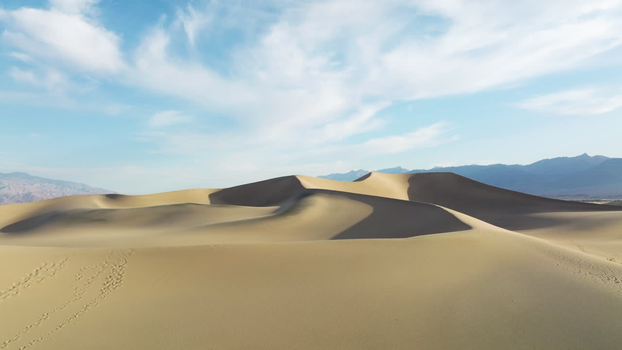 캘리포니아 동부 데스 밸리 국립공원에 발자국이 있는 모래 언덕 사막의 파노라마