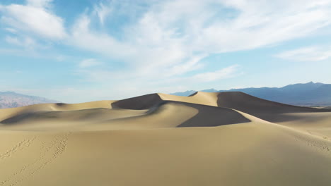 panorama del desierto de dunas de arena con marcas de pies en el parque nacional del valle de la muerte, este de california