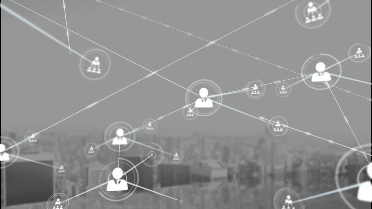 animación de iconos de perfil conectados con líneas contra el paisaje urbano durante el tiempo de niebla