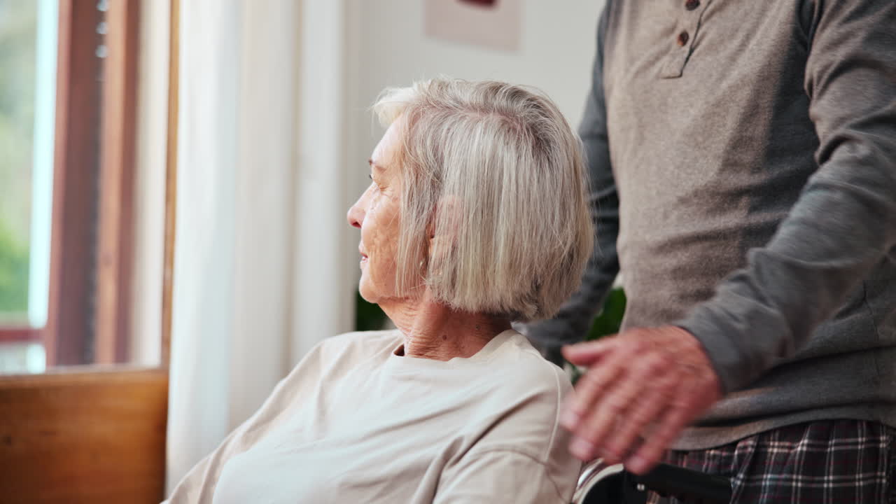 집에서 손을 잡고 있는 노인 부부