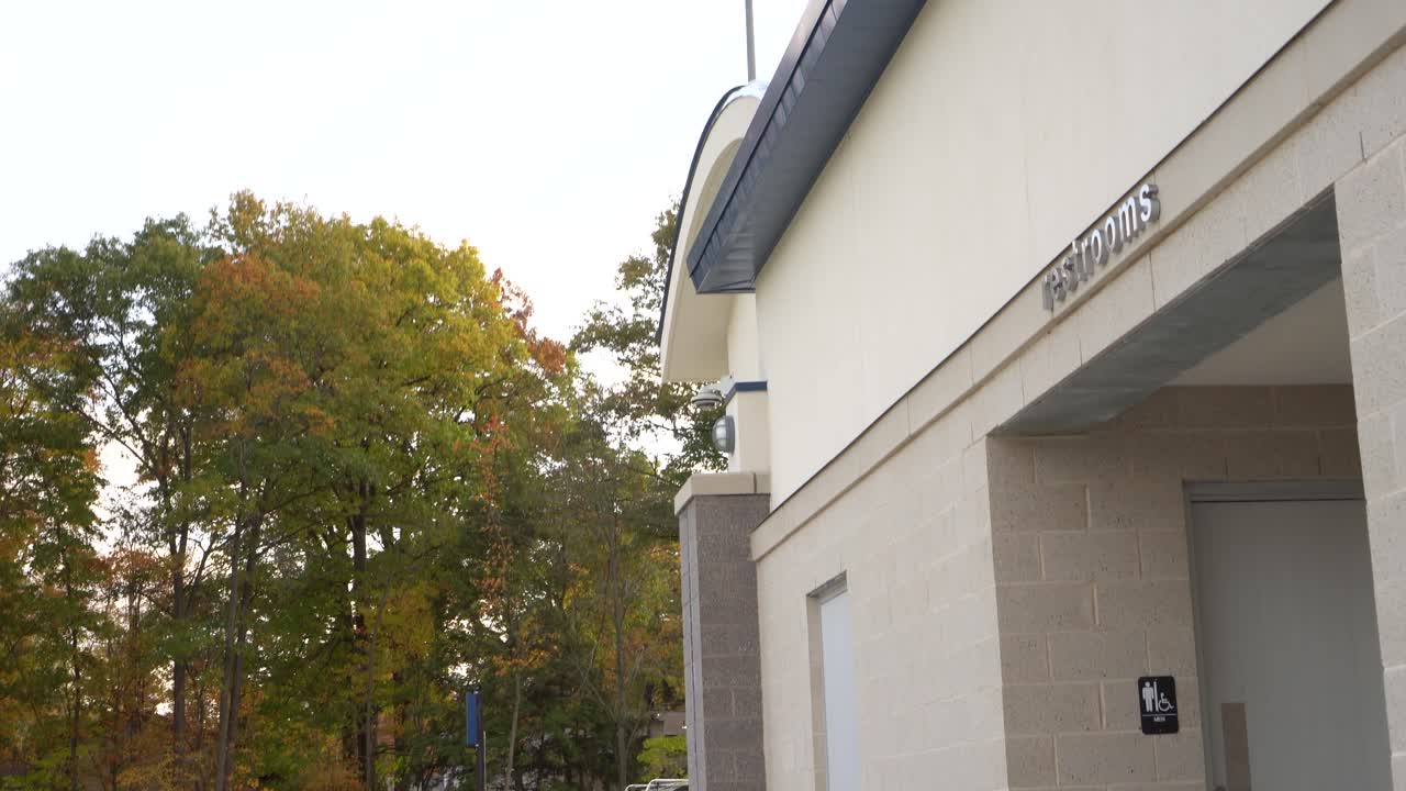 Movimento in avanti con una Sony e gimbal che mostra l'edificio sportivo della scuola superiore locale