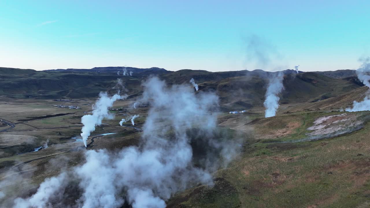 las aguas termales de hveragerdi en el sur de islandia - fotografía aérea de un avión no tripulado