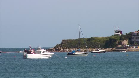 Boats-moored-up-in-front-of-a-victorian-pier-in-a-seaside-town-called-Swanage-in-the-English-county-of-Dorset