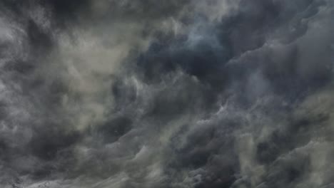 Blitzeinschläge-Und-Gewitter-In-Dunklen-Wolken