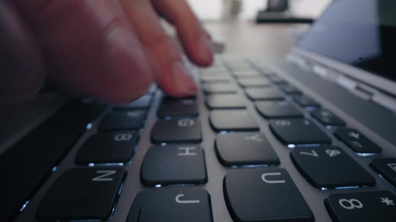 macro shot: escribir en el teclado de la computadora terminando con presionar el botón enter. trabajar, escribir correos electrónicos, usar internet.