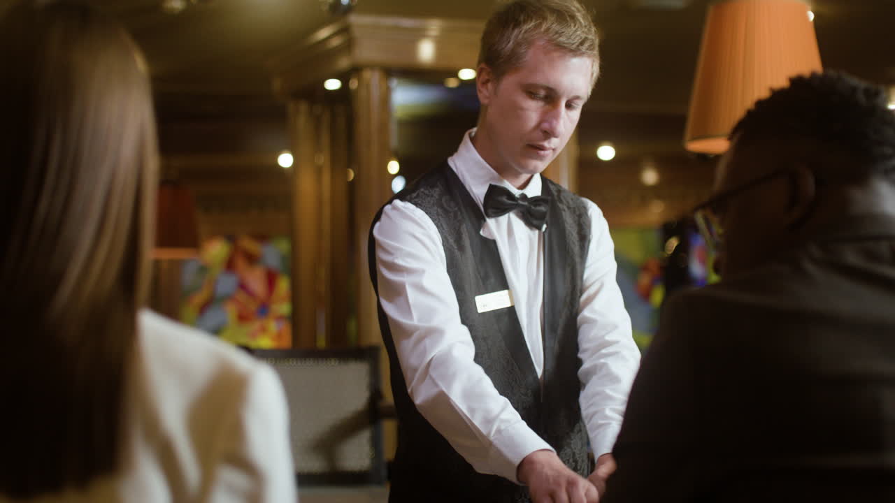 포커 테이블에서 카드를 다루는 크루피어.