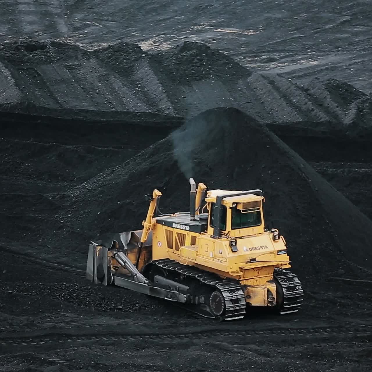 excavadora en el almacén de carbón
