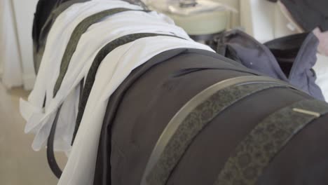 disparo deslizante del novio y el padrino camisas y corbatas del día de la boda