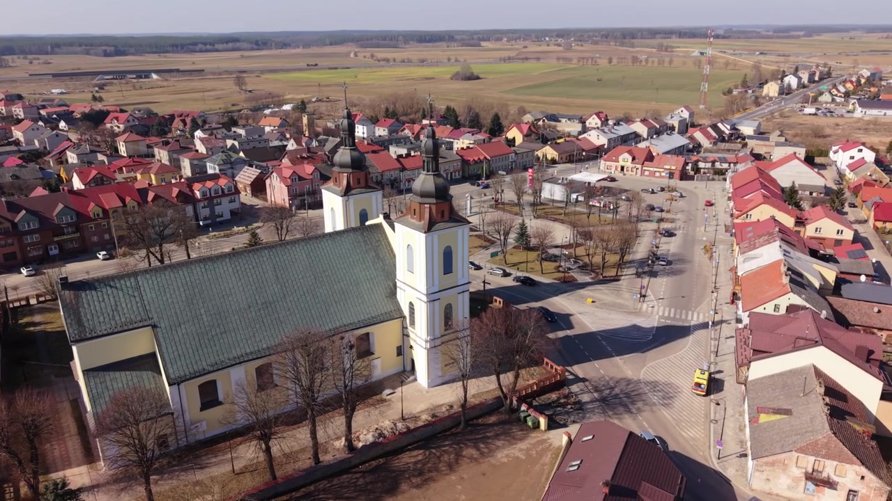 Veduta aerea serena. Drone pacifico cattura un paesaggio vuoto. Ripresa aerea calma di un paesaggio rurale. Prospettiva aerea di una campagna tranquilla con alberi spogli e campi aperti.