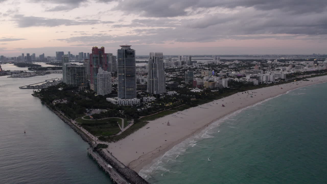 Sorvolo di South Pointe Park a Miami al tramonto, ripresa con drone.