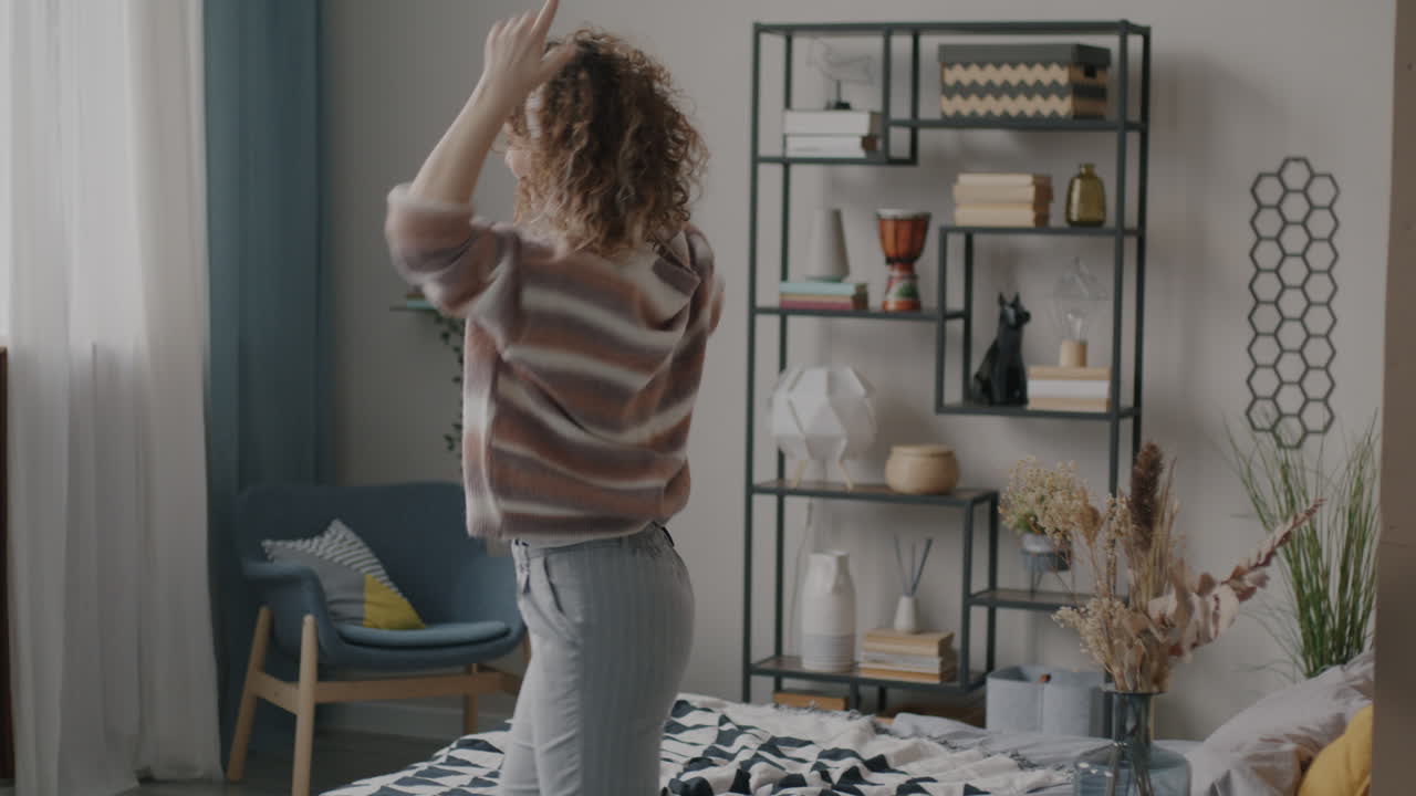 mujer bailando en el dormitorio