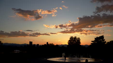 Lapso-De-Tiempo-De-La-Puesta-De-Sol-Sobre-El-Horizonte-De-Denver