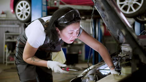 mujer reparando auto