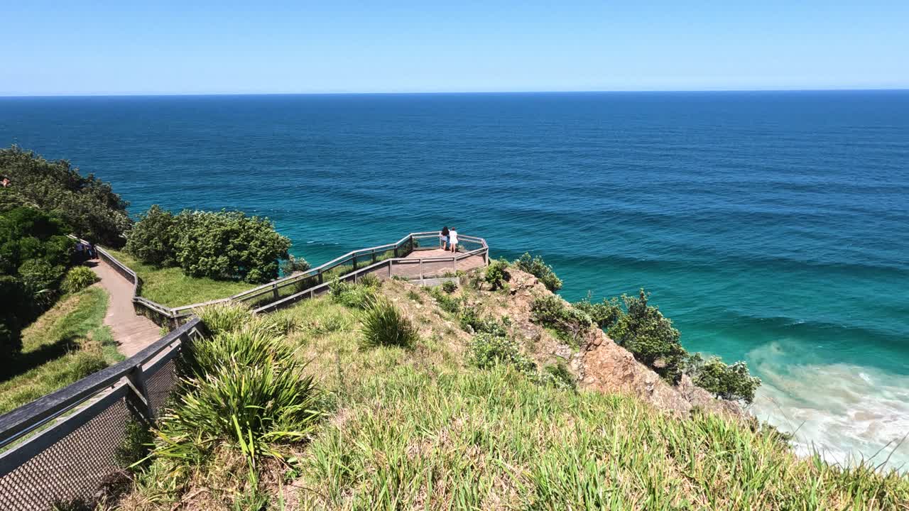 vista panorámica del océano desde un exuberante sendero costero