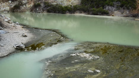 Schwenk-über-Ruhige-Thermalquellen-Und-Geothermische-Pools-In-Wai-o-Tapu,-Rotura