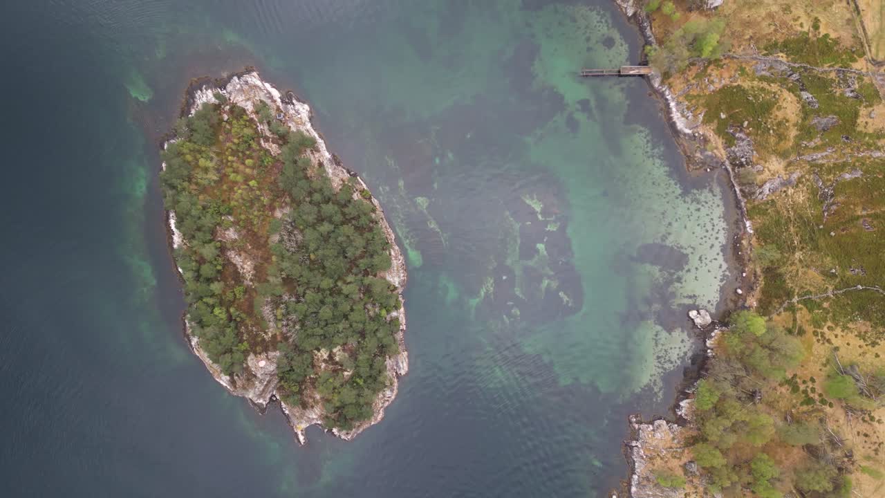 Ripresa dall'alto di una vista mozzafiato sull'isola di Runde, Norvegia. Oceano Atlantico