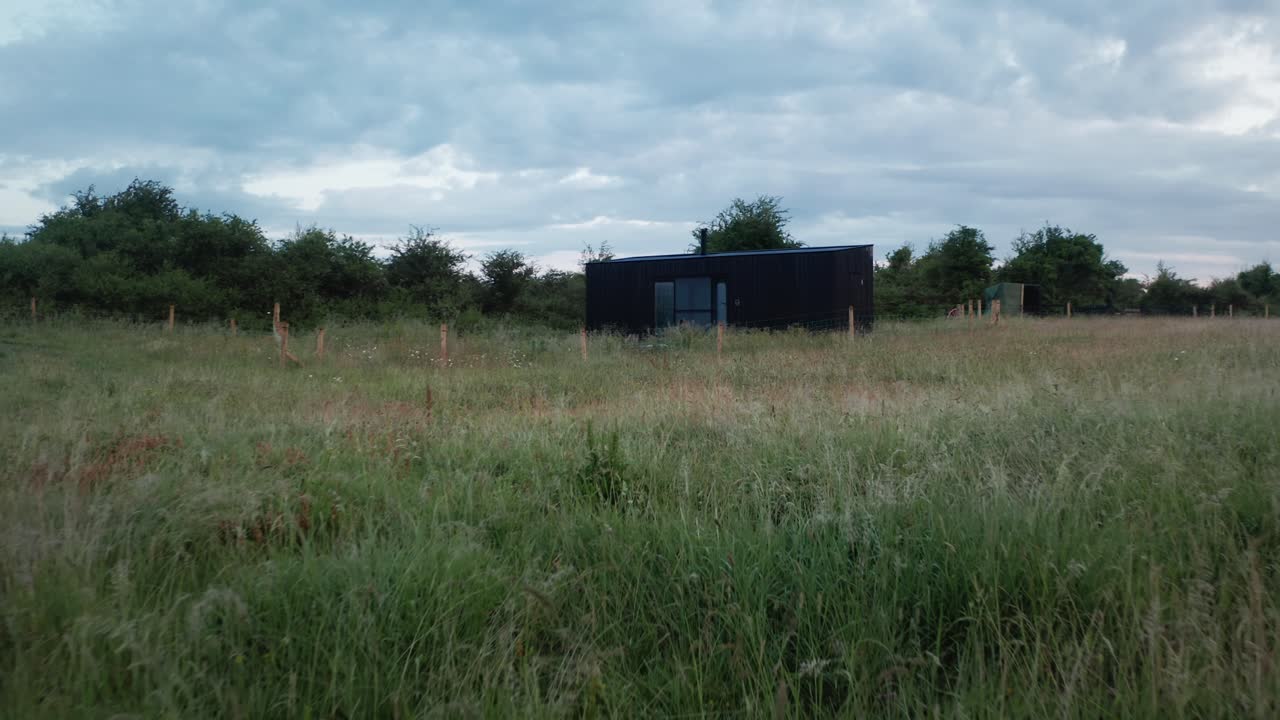 Casetta nella natura, mattina presto in Irlanda.