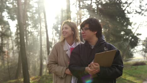 una pareja explorando el bosque.