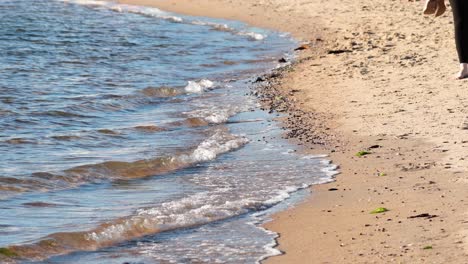 las olas golpean suavemente la orilla arenosa