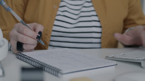 mujer trabajando en el escritorio