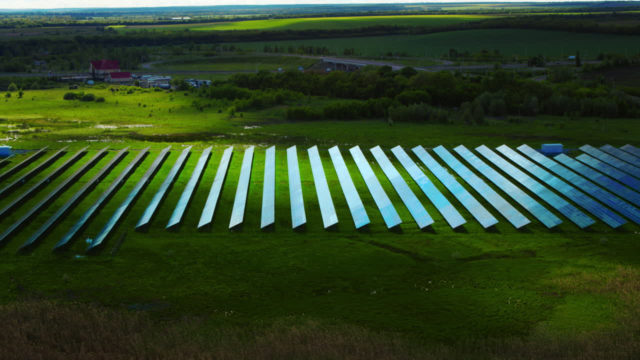 드론 보기 태양 패널이 녹색 필드에서 주차합니다. 공중 태양 배터리 줄
