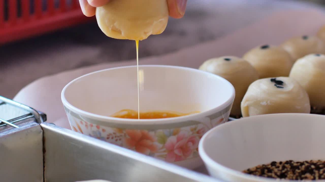 preparación de la masa de pastel de puff para el pastel chino frito.
