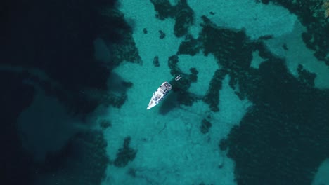 yate barco de vela en la prístina bahía de playa de agua clara turquesa en la isla de palma de mallorca