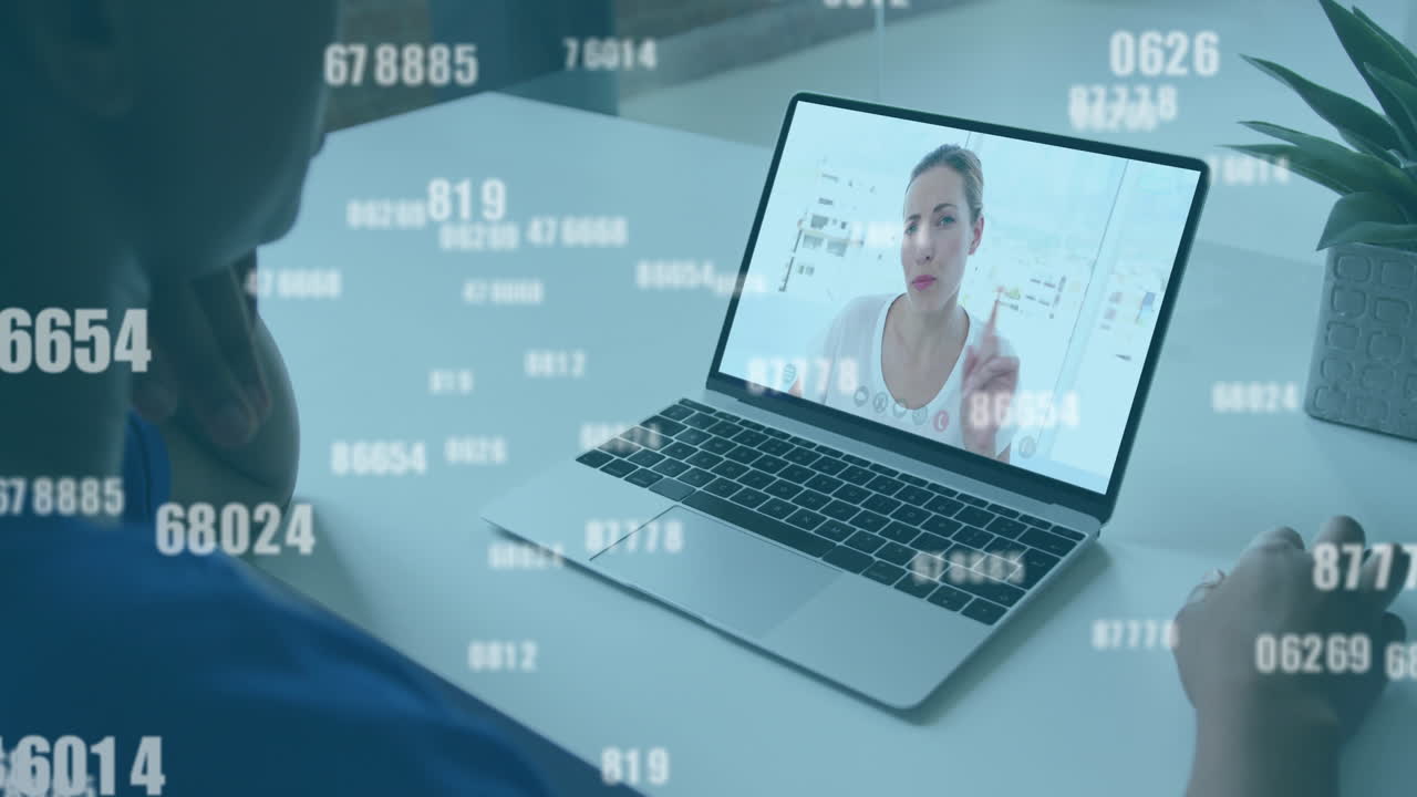 아프리카계 미국인 여성이 동료와 비디오 통화를 통해 논의하고 있습니다.