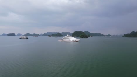 Antena-De-Grandes-Cruceros-Anclados-En-Aguas-Tranquilas-De-La-Bahía-De-Ha-Long-Al-Atardecer-En-Vietnam