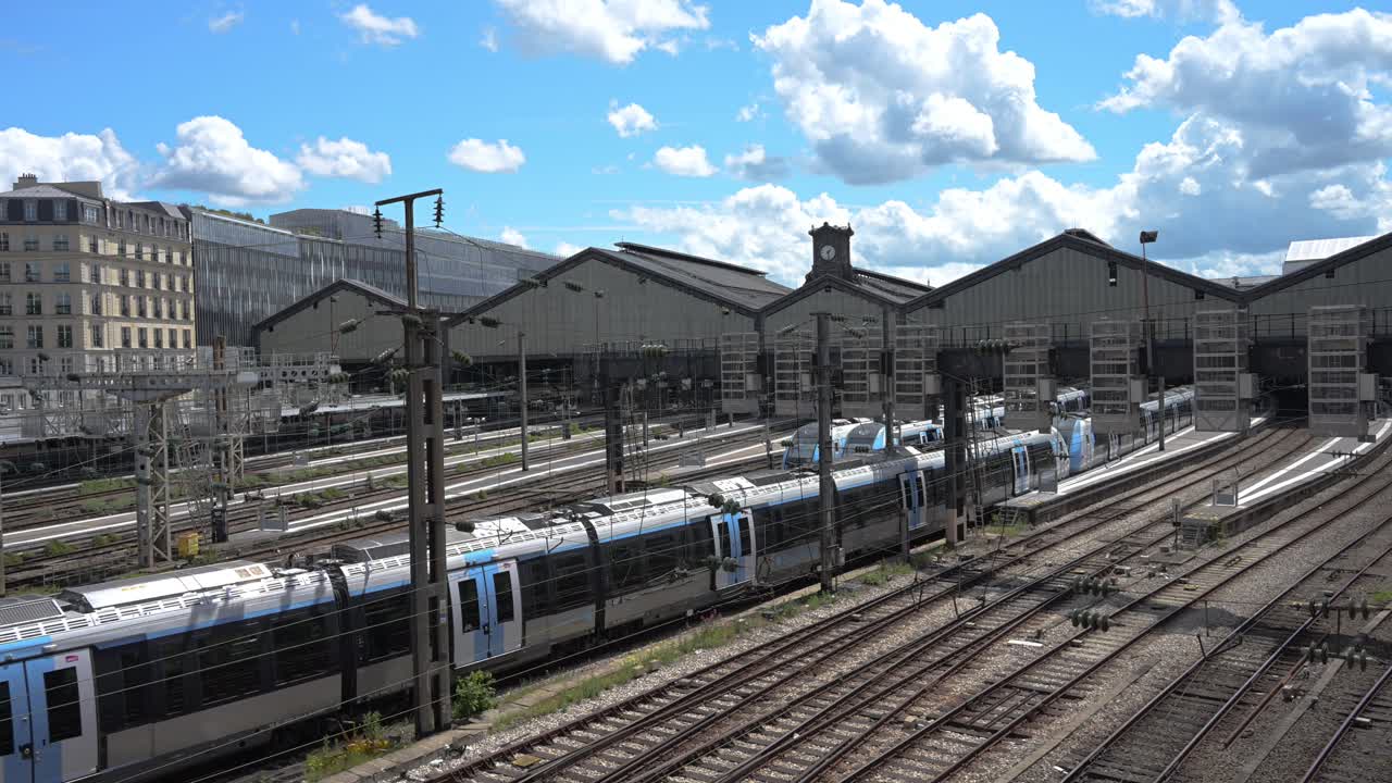 Et tog kører ind på Gare du Nord togstation i Paris, Frankrig