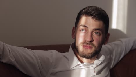el novio arregla su camisa. mañana de la boda. hombre de negocios. cámara lenta