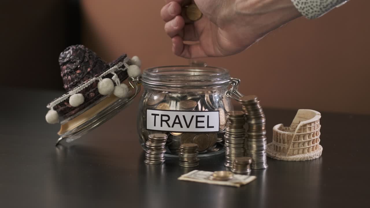 el hombre pone dinero en el vidrio con la inscripción de viaje