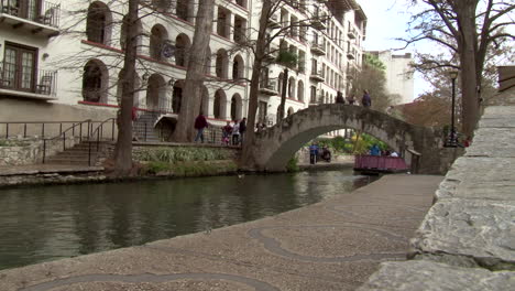 Dies-Ist-Eine-Seitliche-Aufnahme-Des-Flussspaziergangs-In-San-Antonio