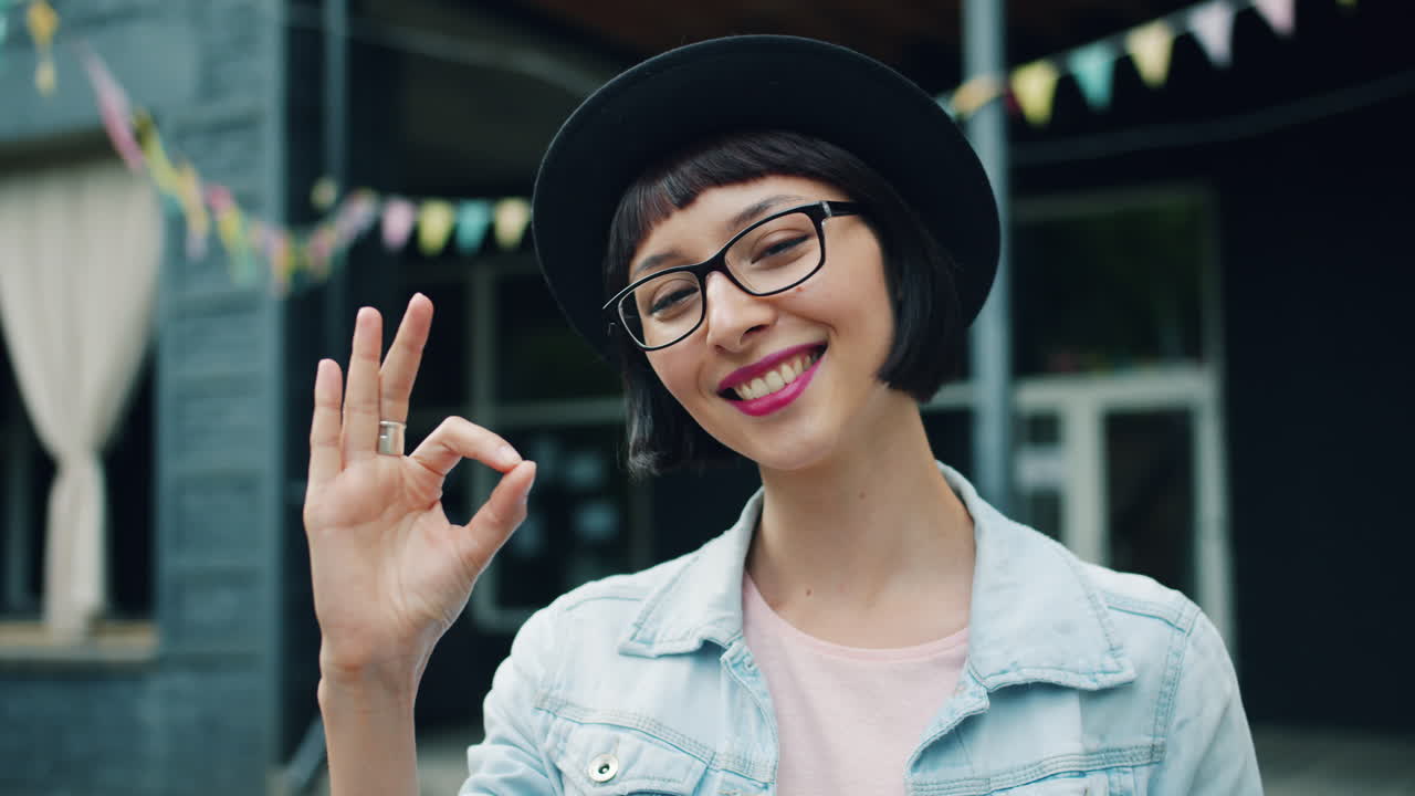 야외에서 웃는 여자