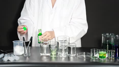experimento científico con líquidos y cambio de color