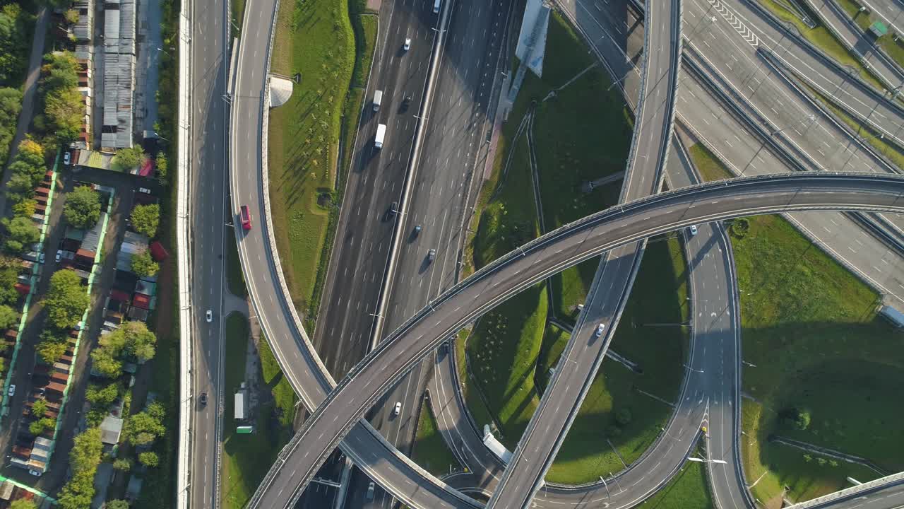 다단계 도로 교차로와 자동차 교통. 드론은 주위를 회전하고 있습니다. 공중 수직.