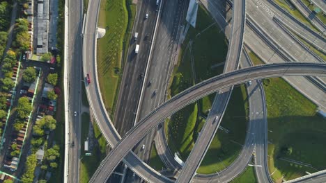 un cruce de carreteras de varios niveles y el tráfico de automóviles. el dron está girando. un disparo vertical aéreo.