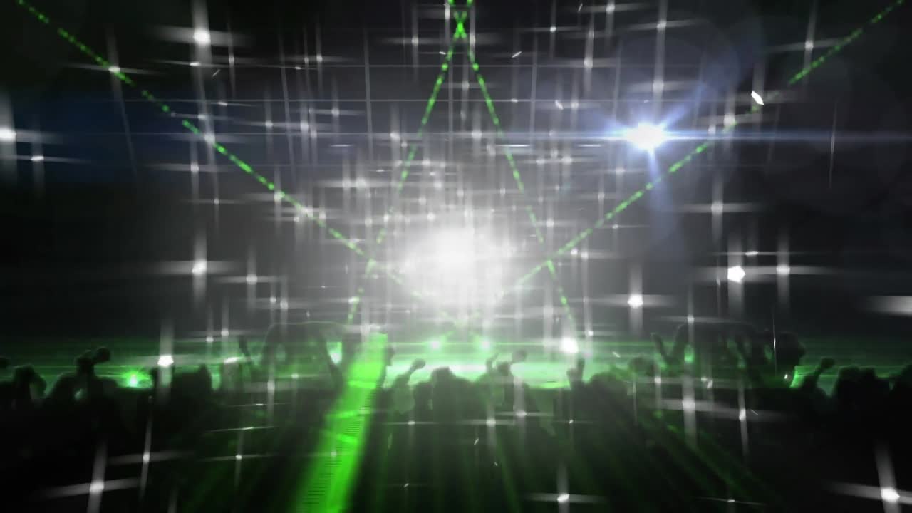 초록색 레이저와 흑색 배경에 춤추는 군중 위에  ⁇ 빛이  ⁇ 박이는 애니메이션