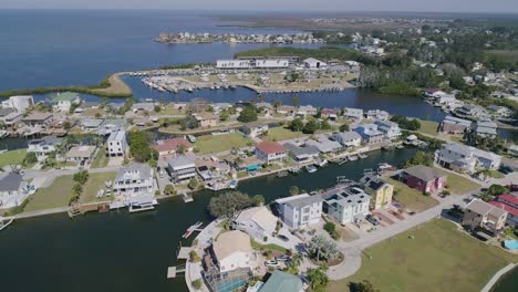 4K-Drohnenvideo-Von-Strandpark,-Yachthafen-Und-Häusern-Am-Wasser-In-Hudson-Beach-Am-Golf-Von-Mexiko-In-Florida