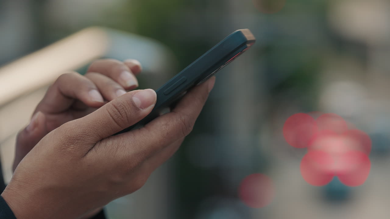Persona che utilizza uno smartphone in città