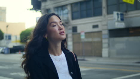 Mujer-De-Negocios-Disfrutando-De-Un-Paseo-Por-Las-Calles-De-La-Ciudad.-Mujer-Asiática-Caminando-Por-La-Acera.